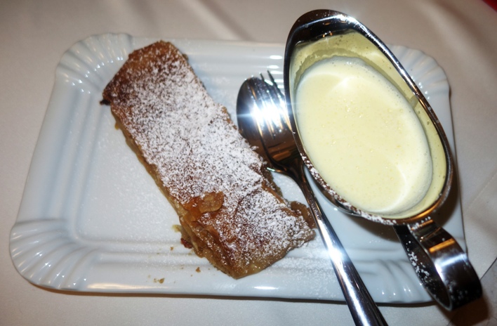 Almtalerhof 26.11.17 Apfelstrudel mit Vanillesauce