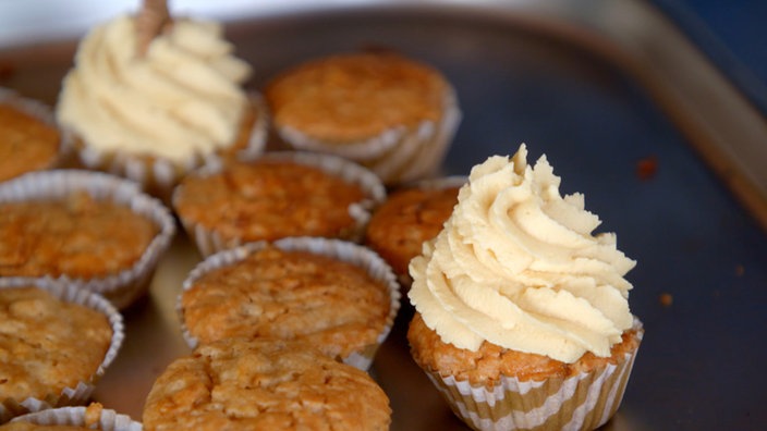 Apfel Walmnuss Cupcake mit zweierlei Sorbet