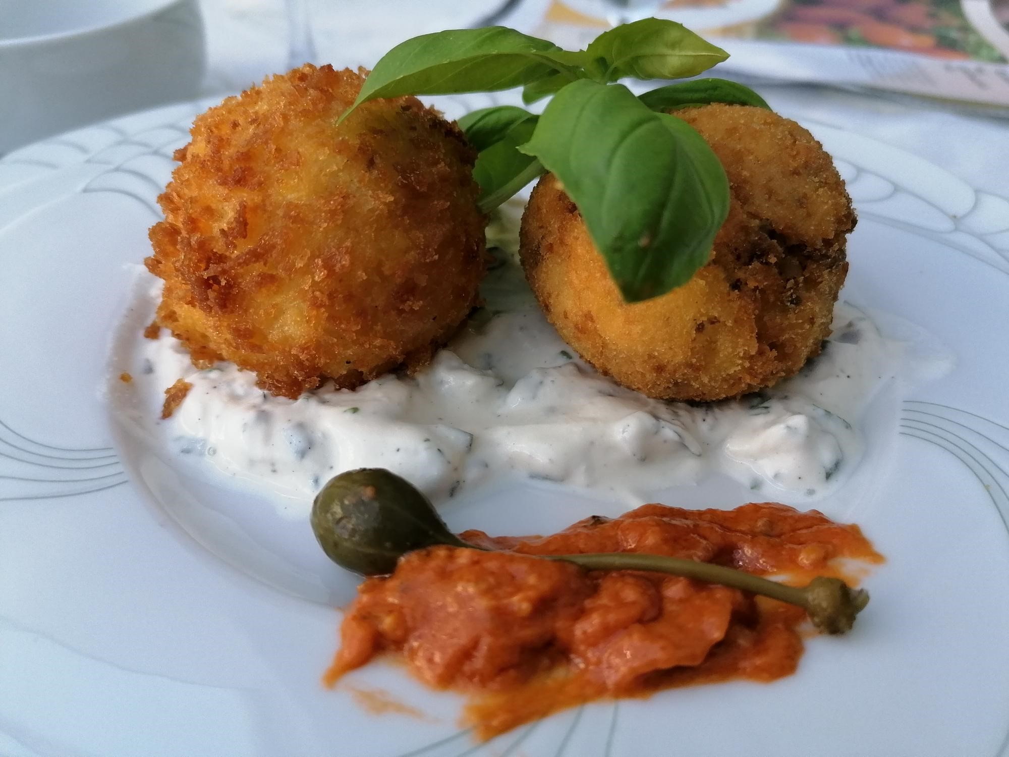 Arancini serviert Teller