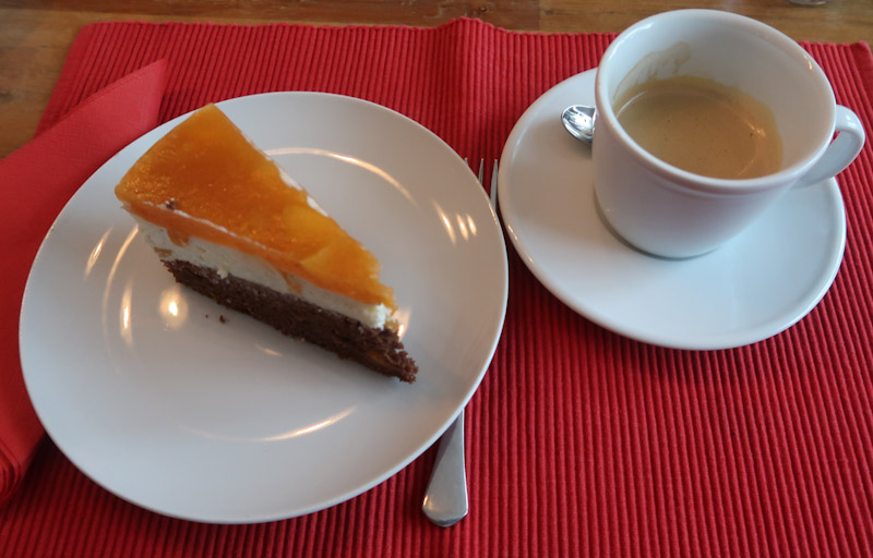 Biskuittorte fertig mit Kaffee jpg