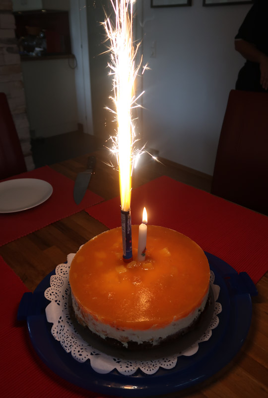 Biskuittorte fertig mit Spritzkerze jpg