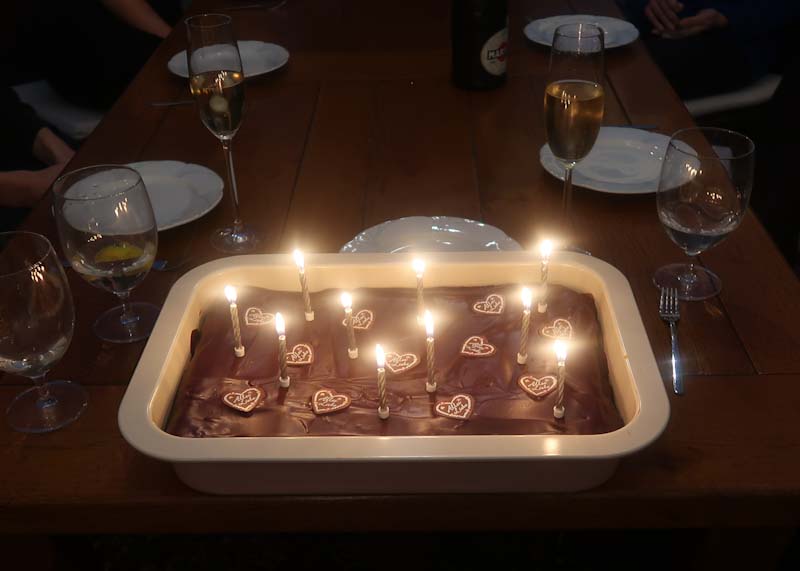 Brauner Kuchen mit Kerzen