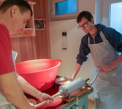 Chris u. Moritz beim Wursten