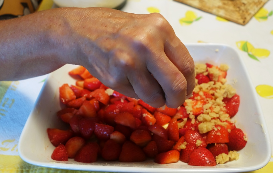 Crumbles auf die Erdbeeren