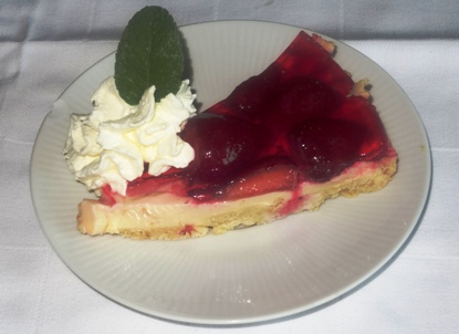 Erbeertarte serviert