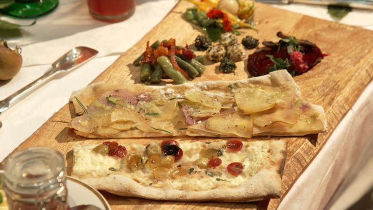 Flammkuchen mit Bohnensalat