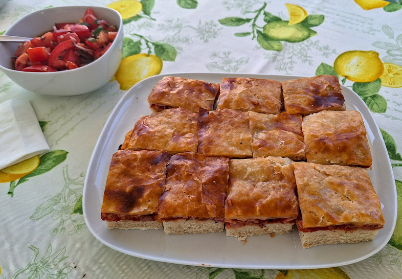 Foccacia 7.23 serviert mit Tomatensalat