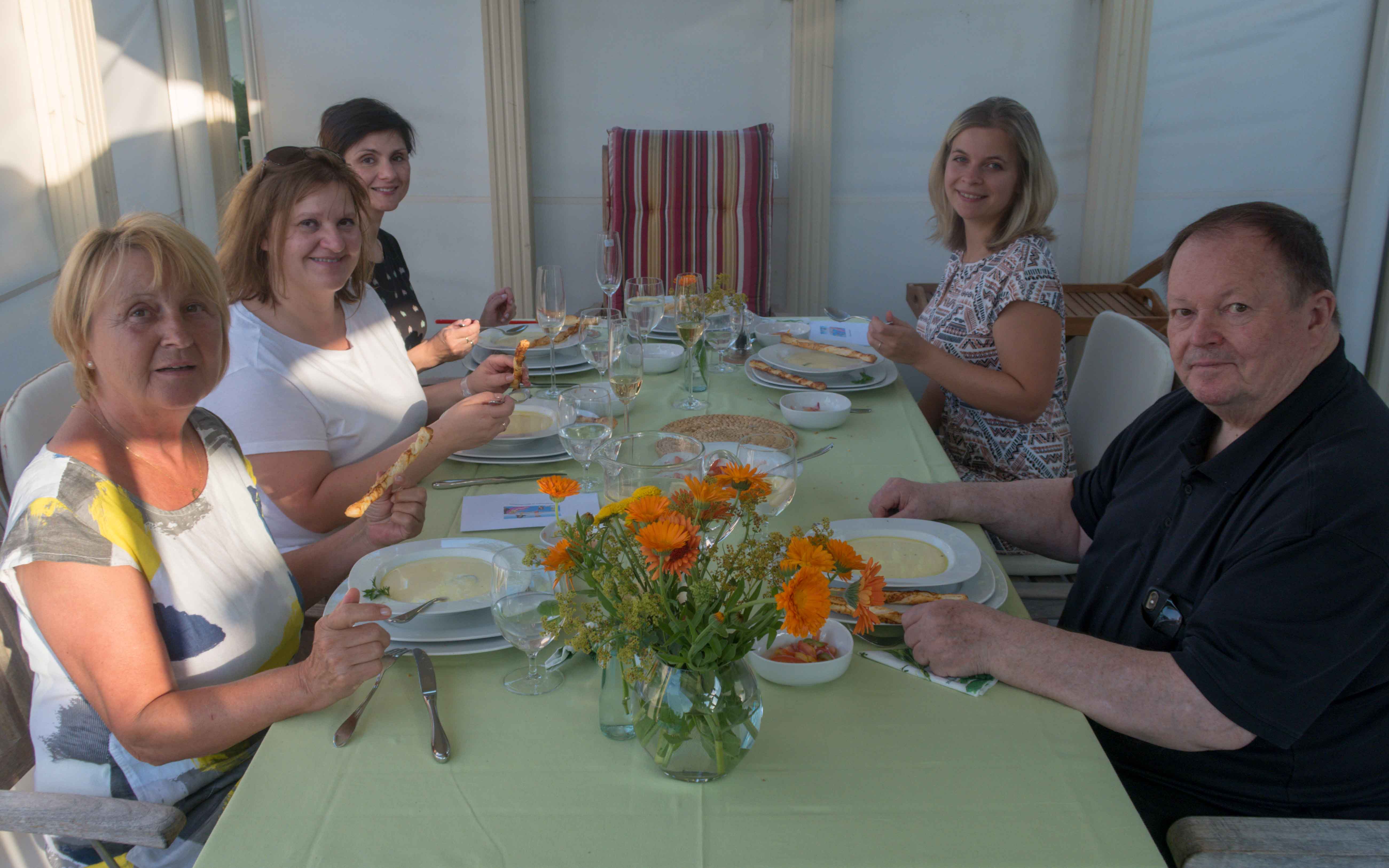 Gruppe bei der Suppe von Poolseite. 2jpg