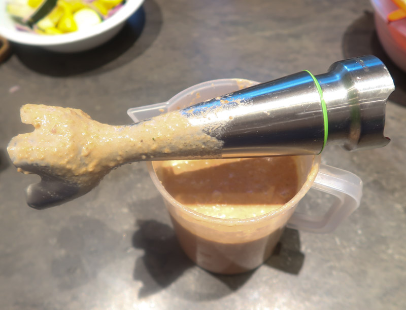 Gyros 11.24 Sauce mit Küchenstab