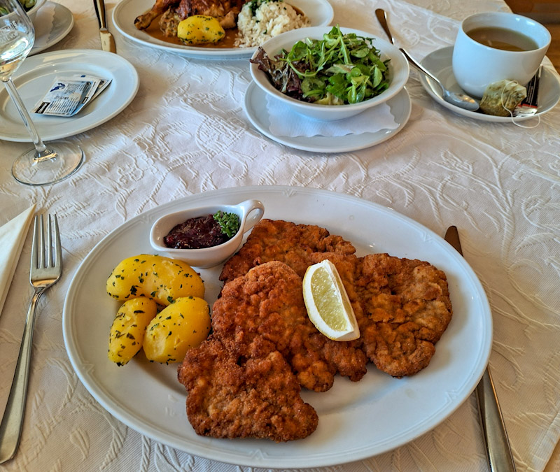 Hummer Klothi 4.23 Wiener Schnitzel Totale