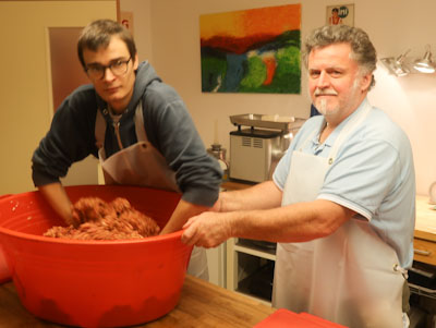 Joe u. Moritz beim Wursten