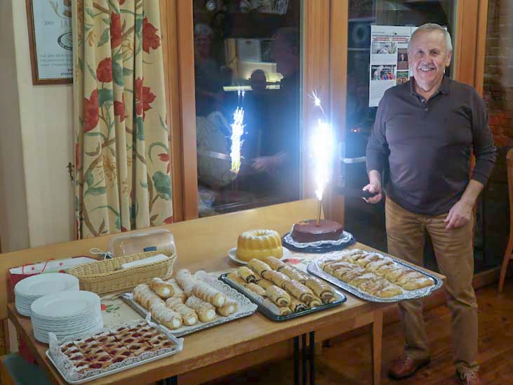 Karli mit Kuchenbuffet und Torte