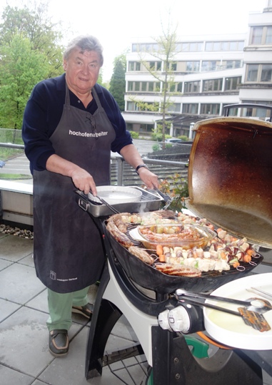 LFI Grillen Georg grillt