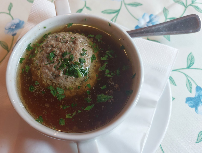 Leberknödelsuppe