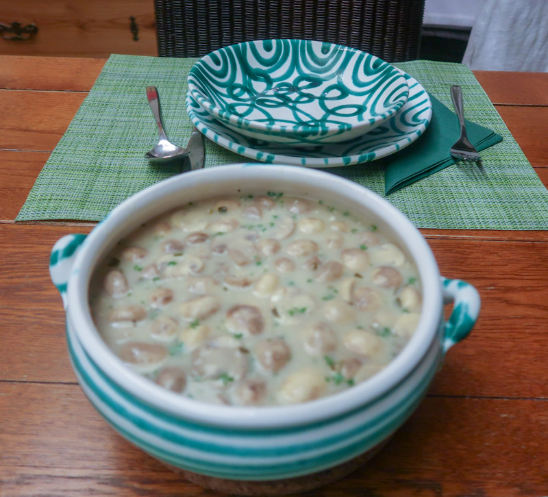 Pilzsuppe serviert im Suppentopf.jpg 2