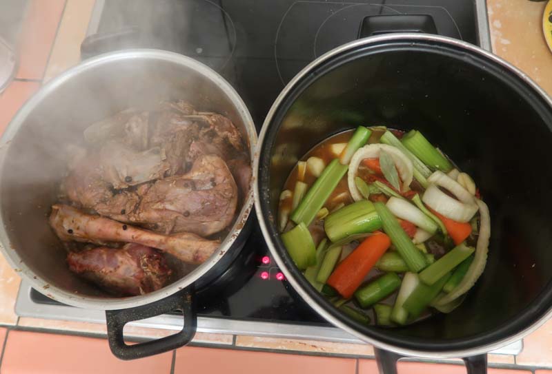 Ragout auf mit Gemüse auf dem Herd 1