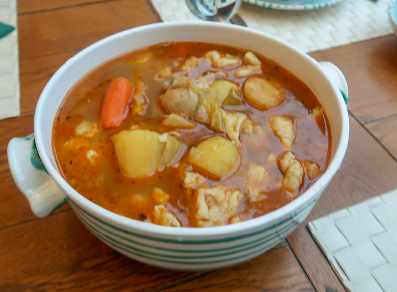 Rote Suppe Suppenschüssel fertig