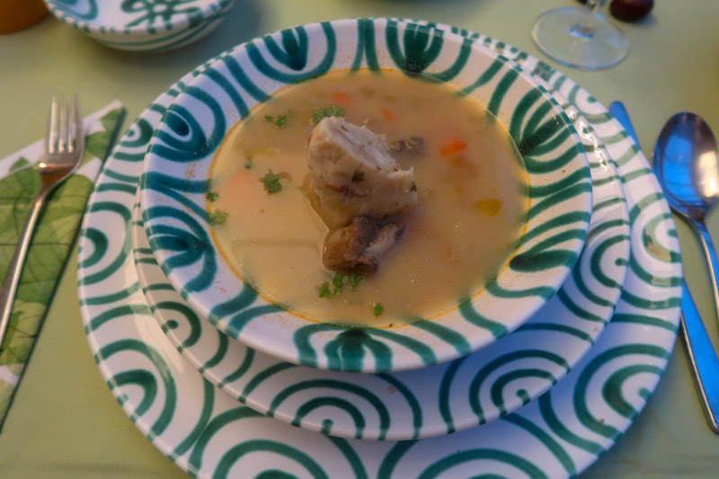 Saure Suppe serviert 