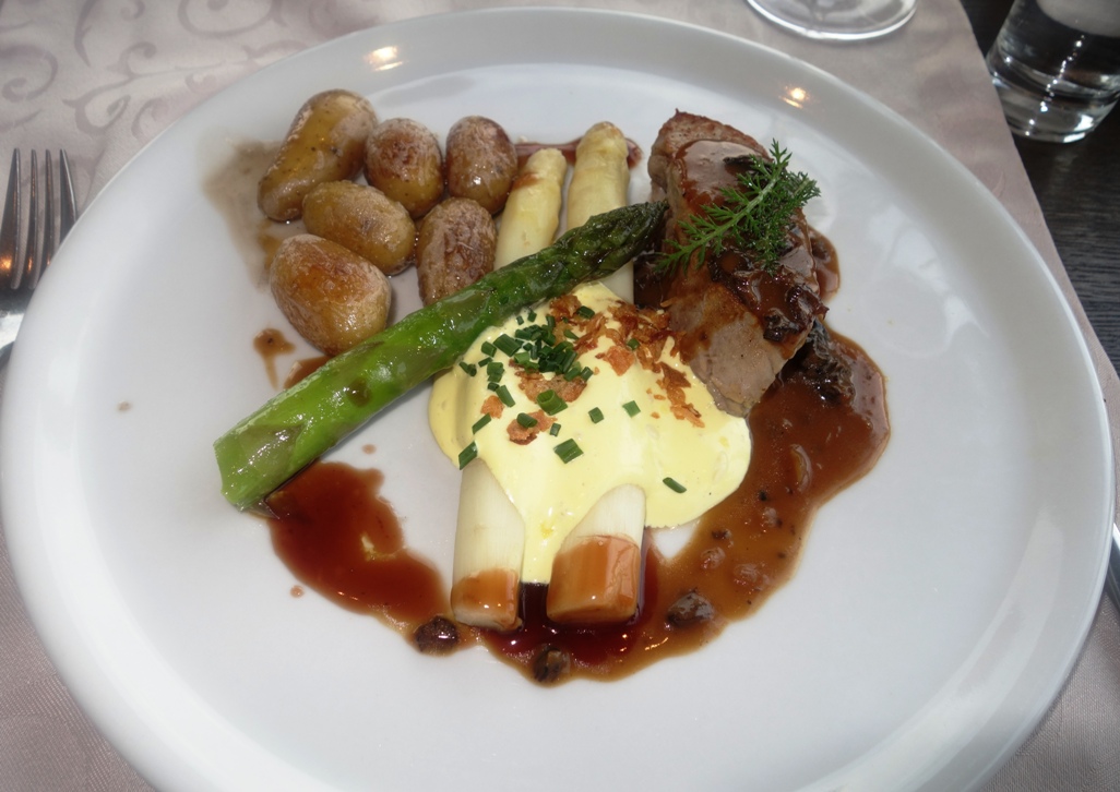 Schlossbrasserie Kalbsrücken mit Spargel 5.2017