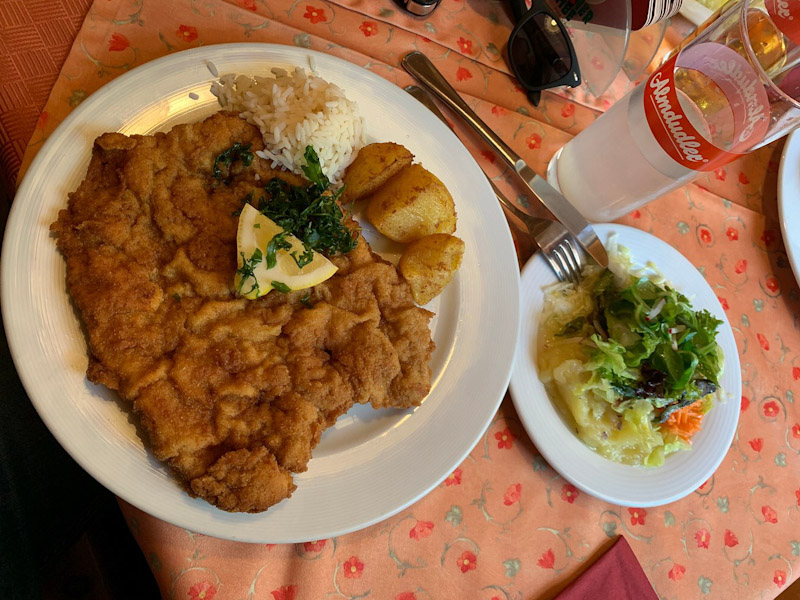 Schnitzel mit Salatteller