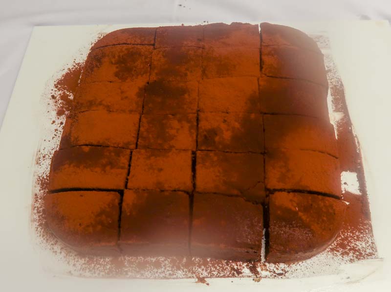 Schoko Brownies fertig bestäubt 