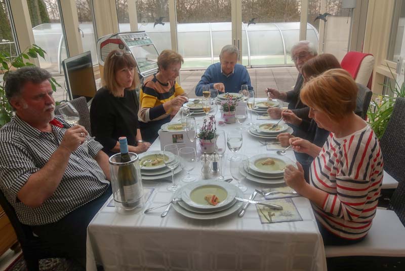 Tafelrunde bei der Suppe