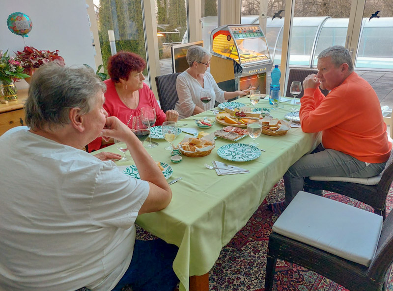 Tisch mit Georg im Sitzen Käseplatte