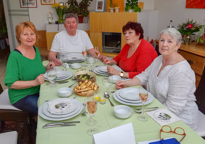 Tisch mit Vorspeise im Sitzen