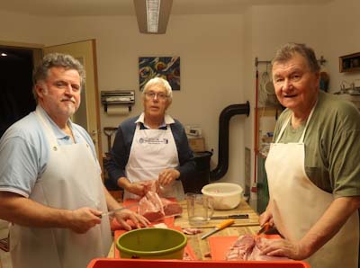 Trio beim Tranchieren