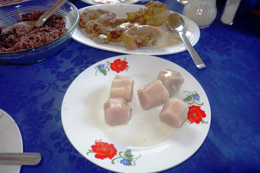 Typischer Mittagsteller mit Hühnchen Congris und Malanga