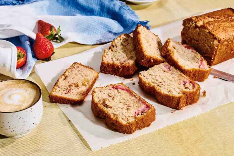 erdbeeren im kuchen Schaufenster edited