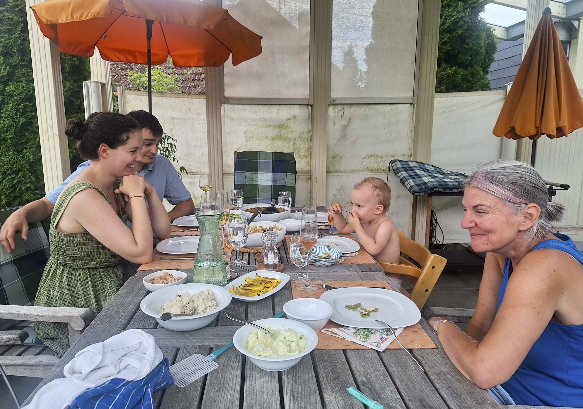 Familie bei Tisch
