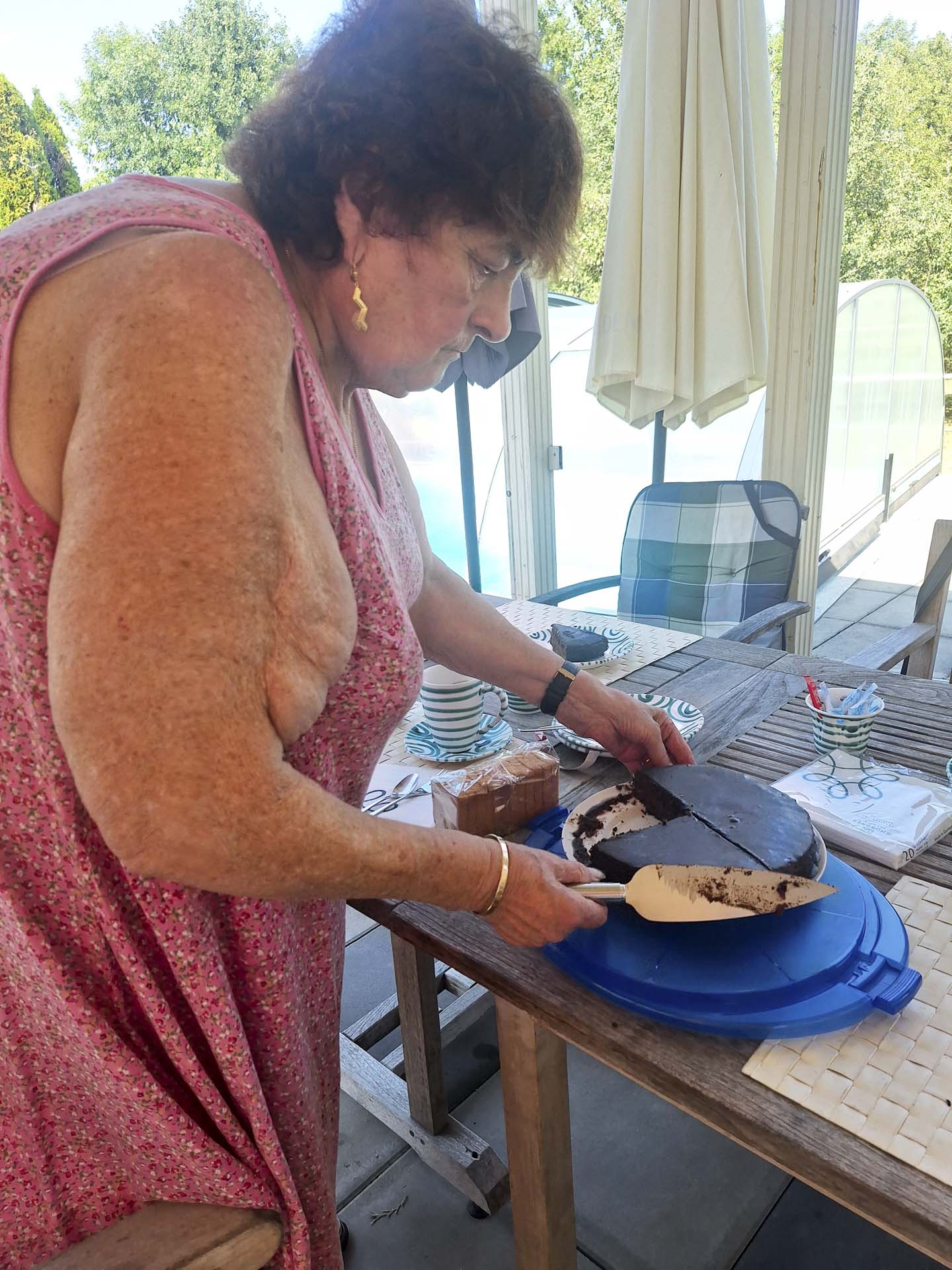 Klothi schneidet Torte auf