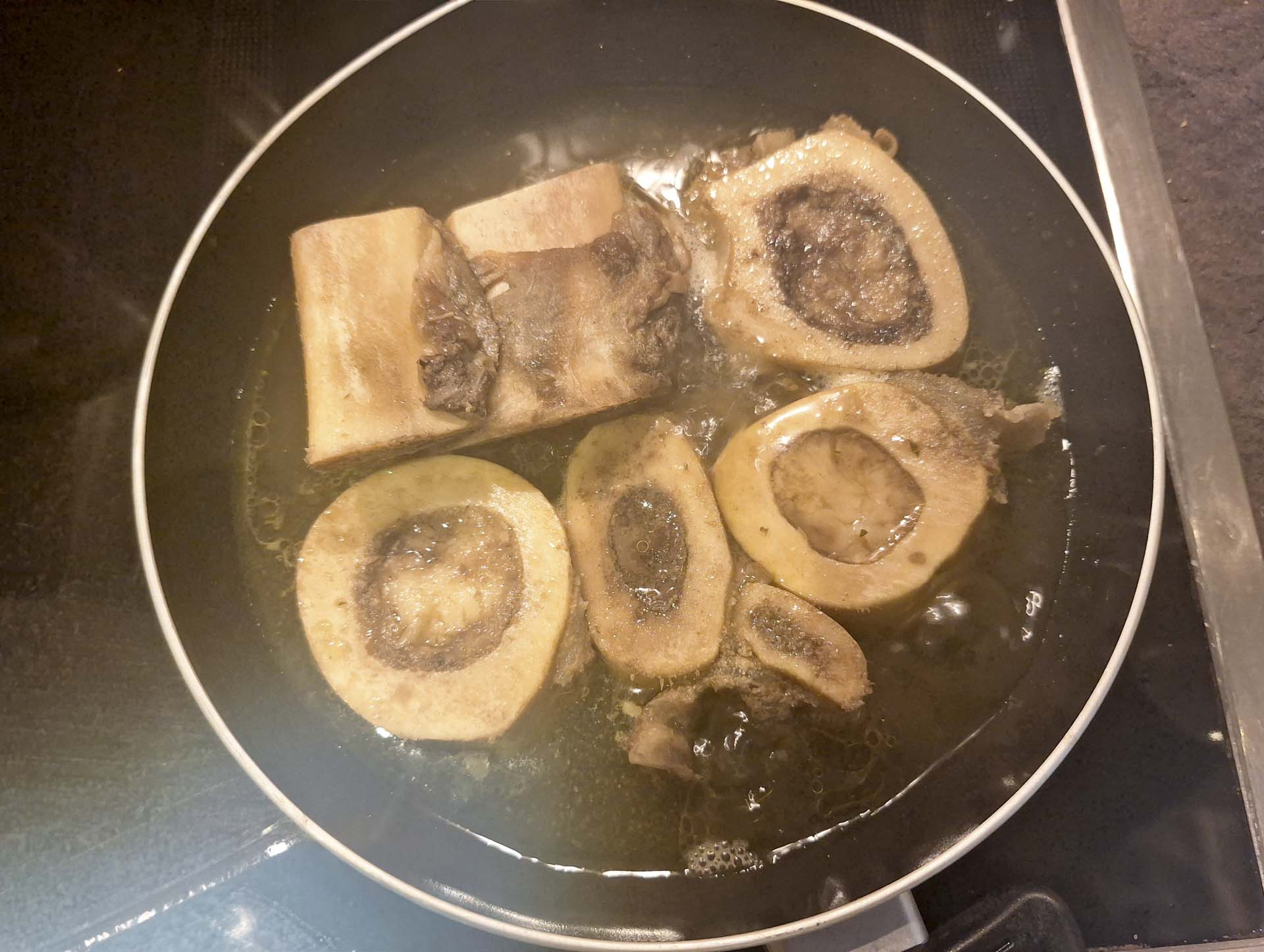 Markknochen in der Pfanne