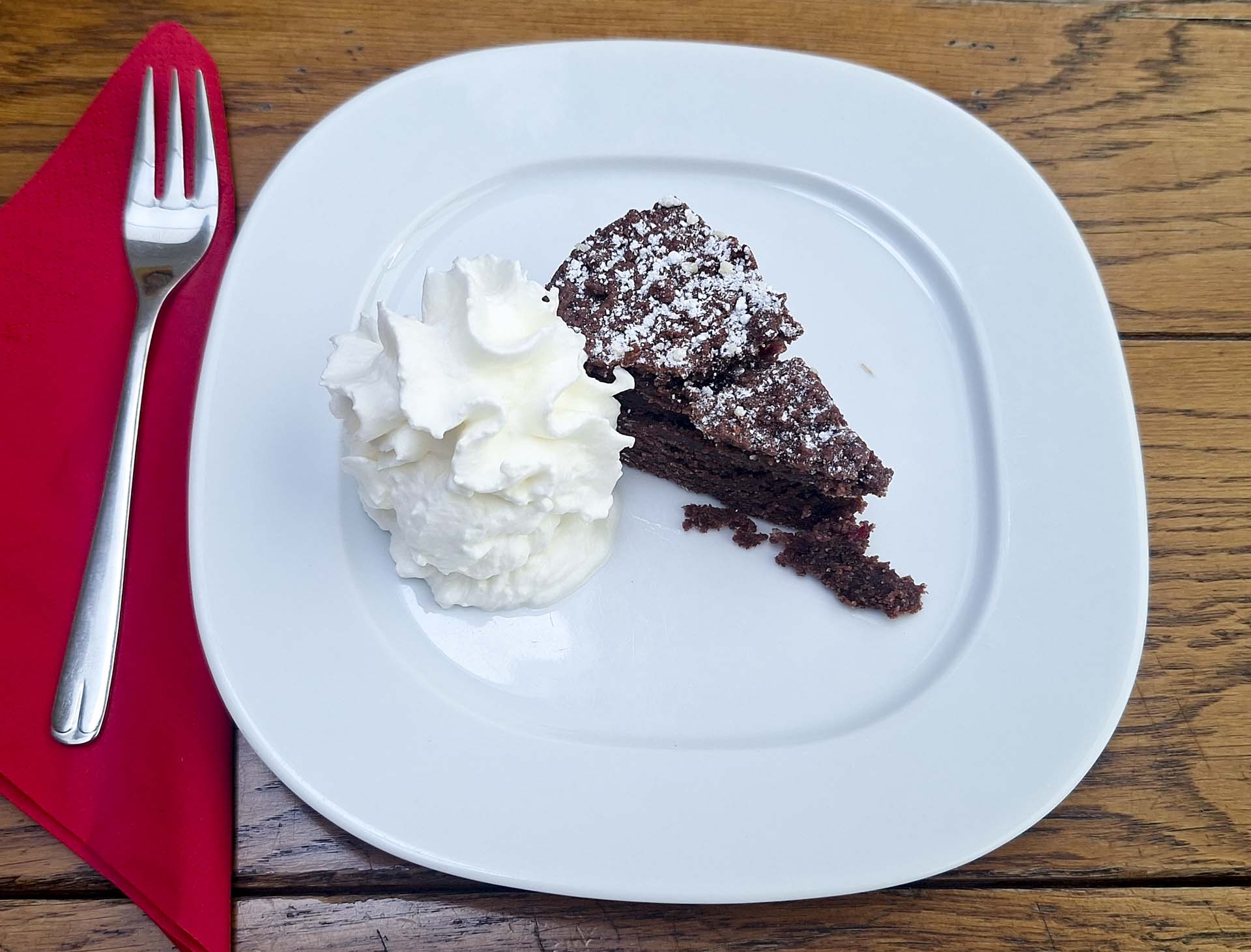 Torta serviert mit Obers